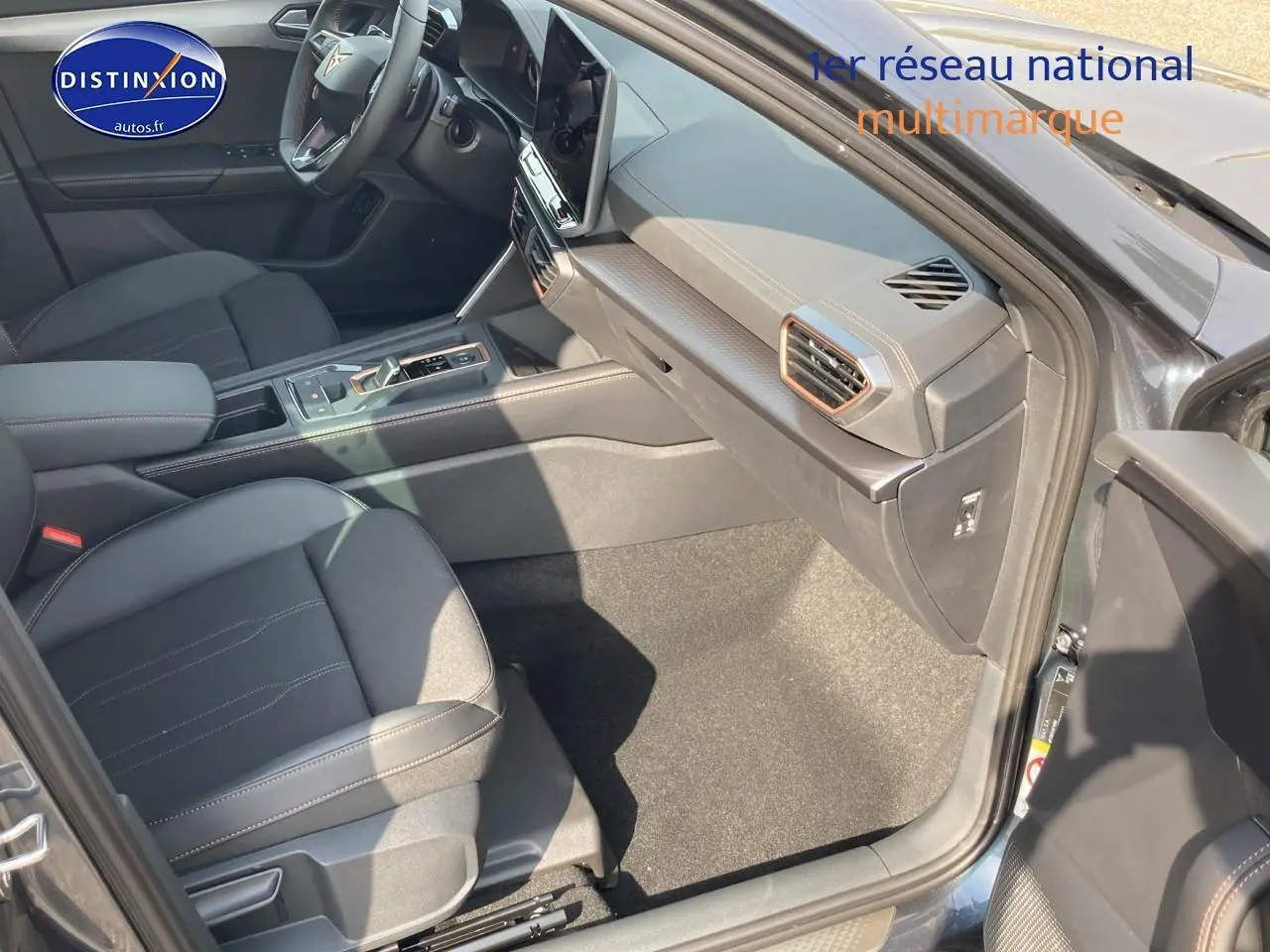 Intérieur avant droit du CUPRA Formentor gris magnétique 2025, avec sièges sport noirs et tableau de bord moderne.