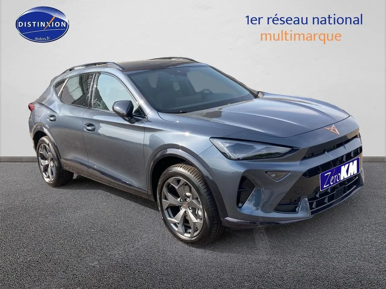 Vue 3/4 avant d'un CUPRA Formentor gris magnétique 2025 avec jantes alu et barres de toit visibles.