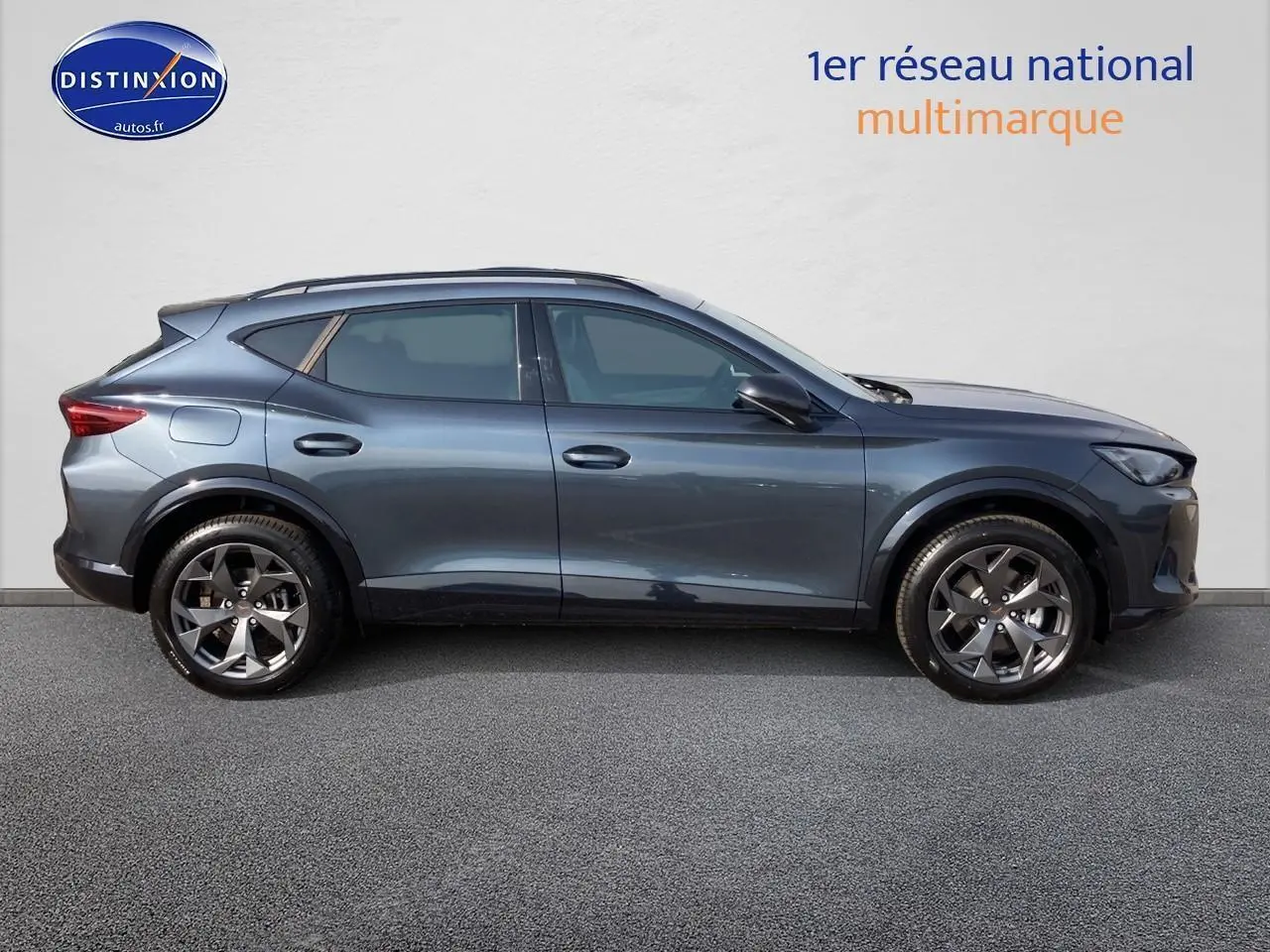 Profil côté gauche du CUPRA Formentor gris magnétique 2025 avec jantes alu 18 pouces et barres de toit visibles.