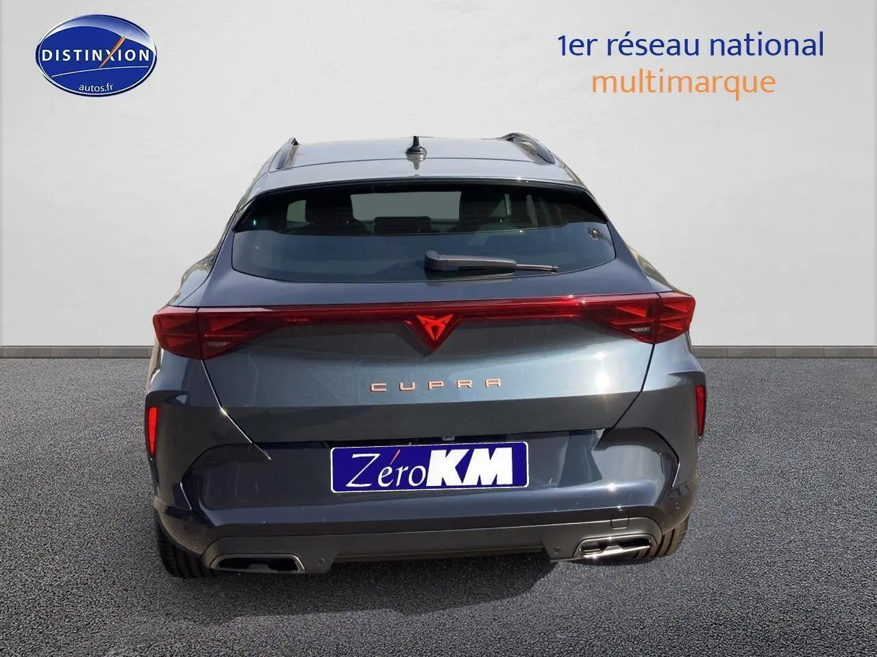 Vue arrière d'un CUPRA Formentor gris magnétique 2025 avec feux LED et double sortie d'échappement.