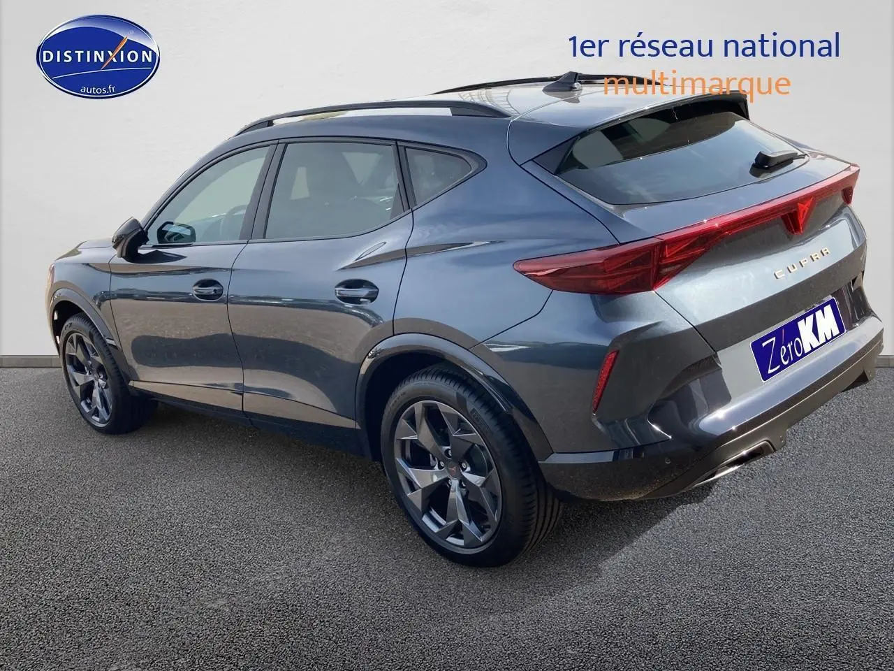 Vue 3/4 arrière droite du CUPRA Formentor gris magnétique avec jantes alu 18 pouces et feux arrière LED connectés.