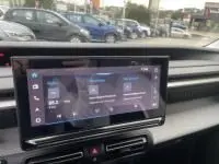 Vue intérieure du tableau de bord de la Citroën C3 1.2 turbo 100 cv Max 2025, écran tactile central allumé, ambiance moderne.