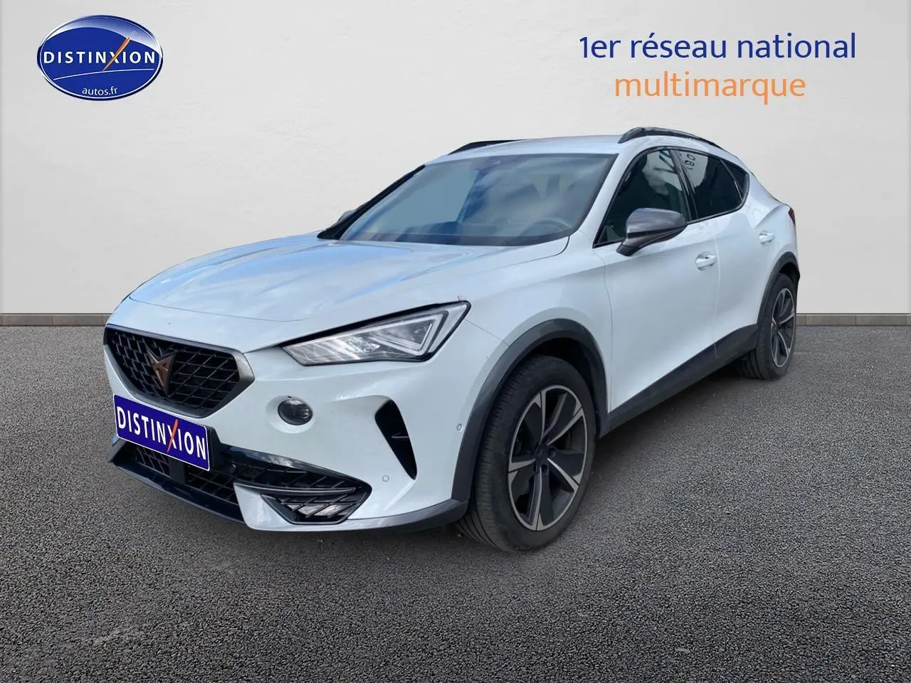 SUV CUPRA Formentor blanc en 3/4 avant droit, avec jantes alu noires et calandre marquée.