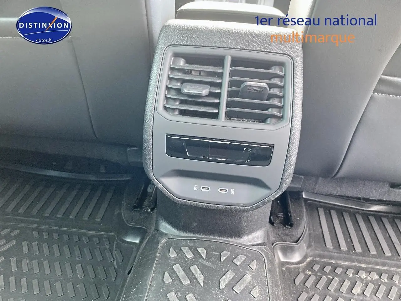 Vue intérieure arrière centrée sur la console centrale avec bouches d’aération et ports USB du CUPRA Formentor blanc.