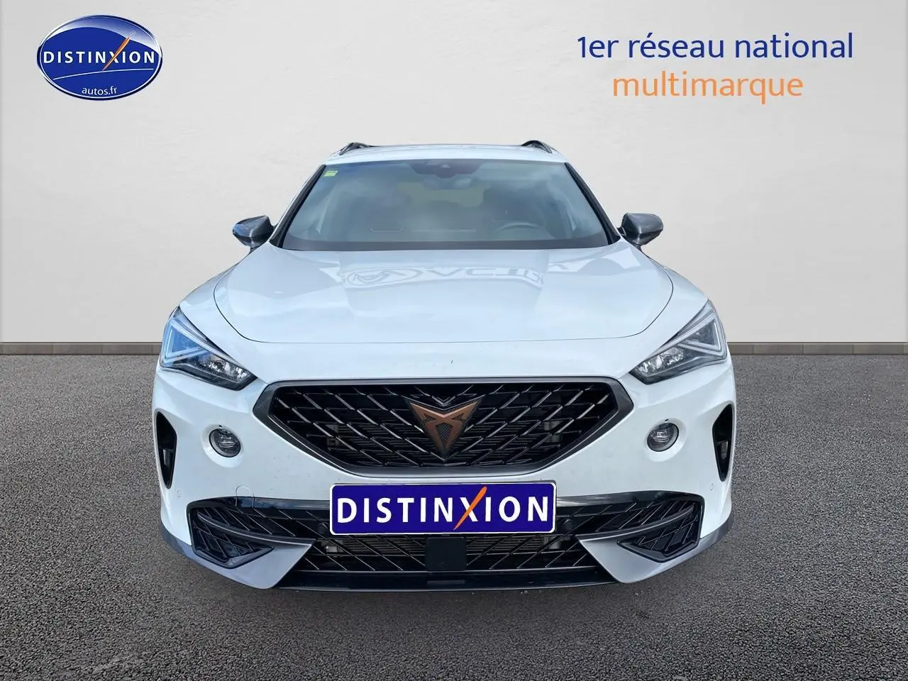 Vue avant d'un CUPRA Formentor blanc 2023 avec calandre noire et logo cuivre distinctif.