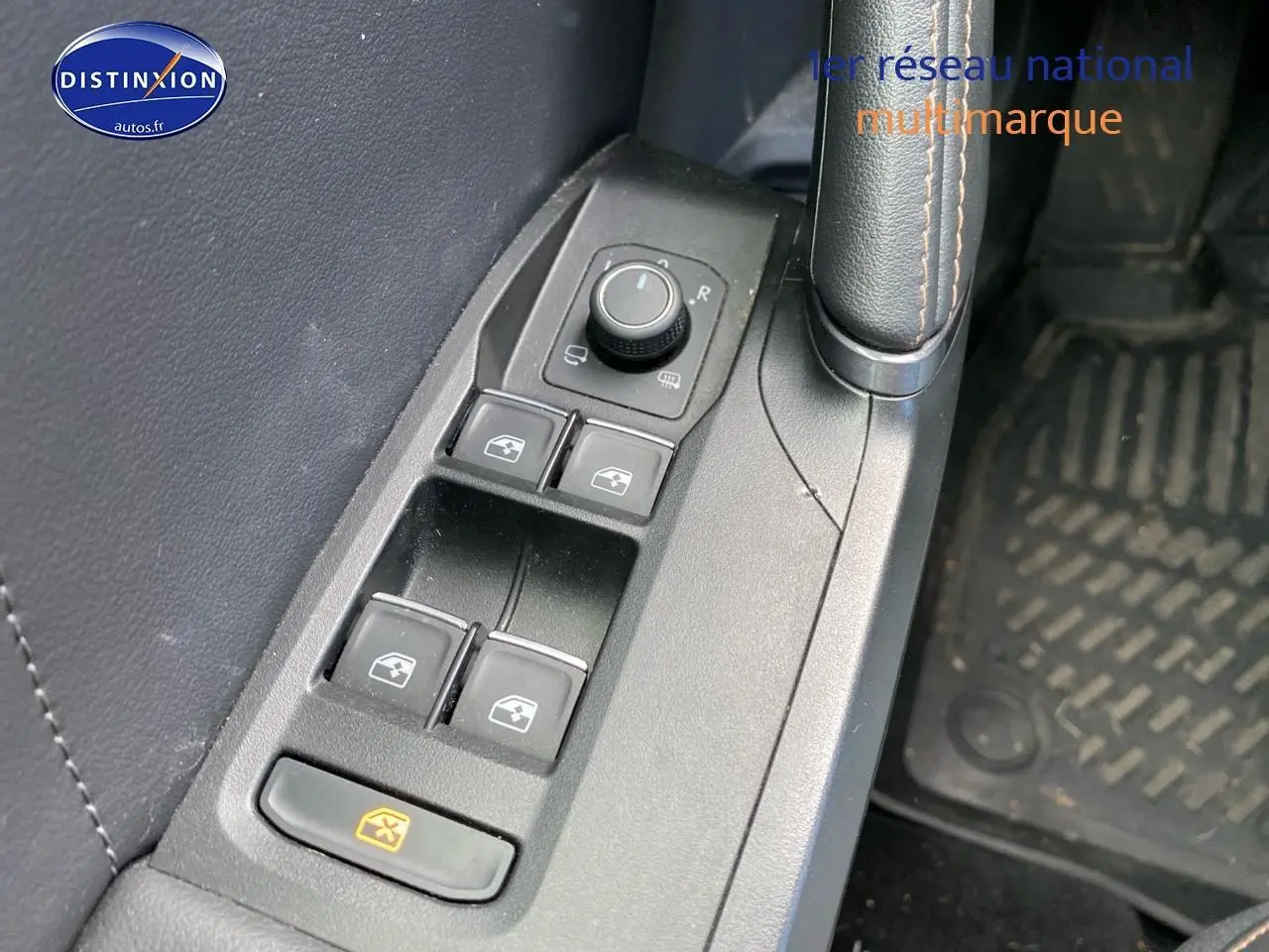 Gros plan sur les commandes de lève-vitres et rétroviseurs côté conducteur du CUPRA Formentor blanc, intérieur noir.