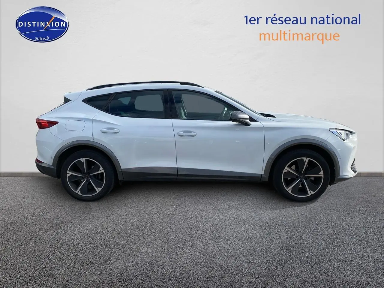 Profil droit d'un CUPRA Formentor blanc 2023 avec jantes alliage noires et vitres surteintées.
