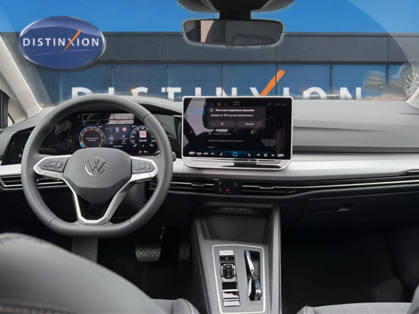 Vue intérieure avant de la Volkswagen Golf 1.5 ETSI Evo2 116 Life 2026 noire, avec tableau de bord digital et écran tactile central.