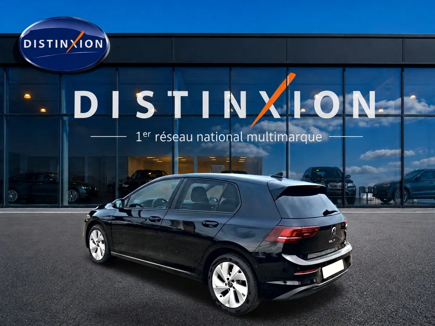 Volkswagen Golf 1.5 ETSI Evo2 noir vue 3/4 arrière droit devant showroom Distinxion.
