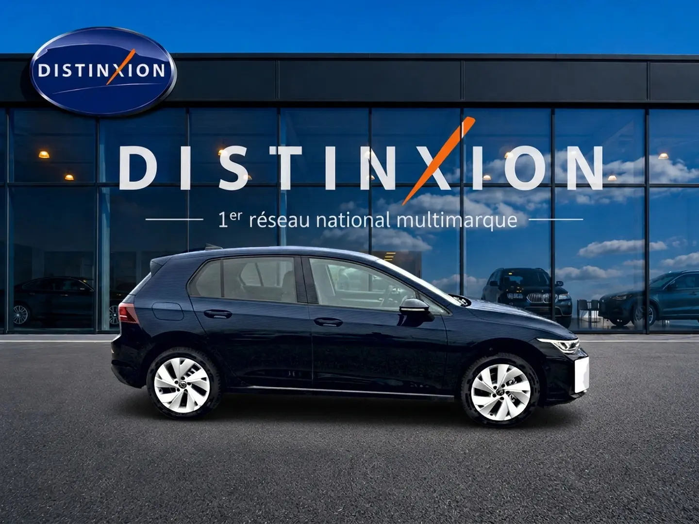 Volkswagen Golf 1.5 etsi evo2 116 life noir vue de profil côté gauche devant une vitrine Distinxion.