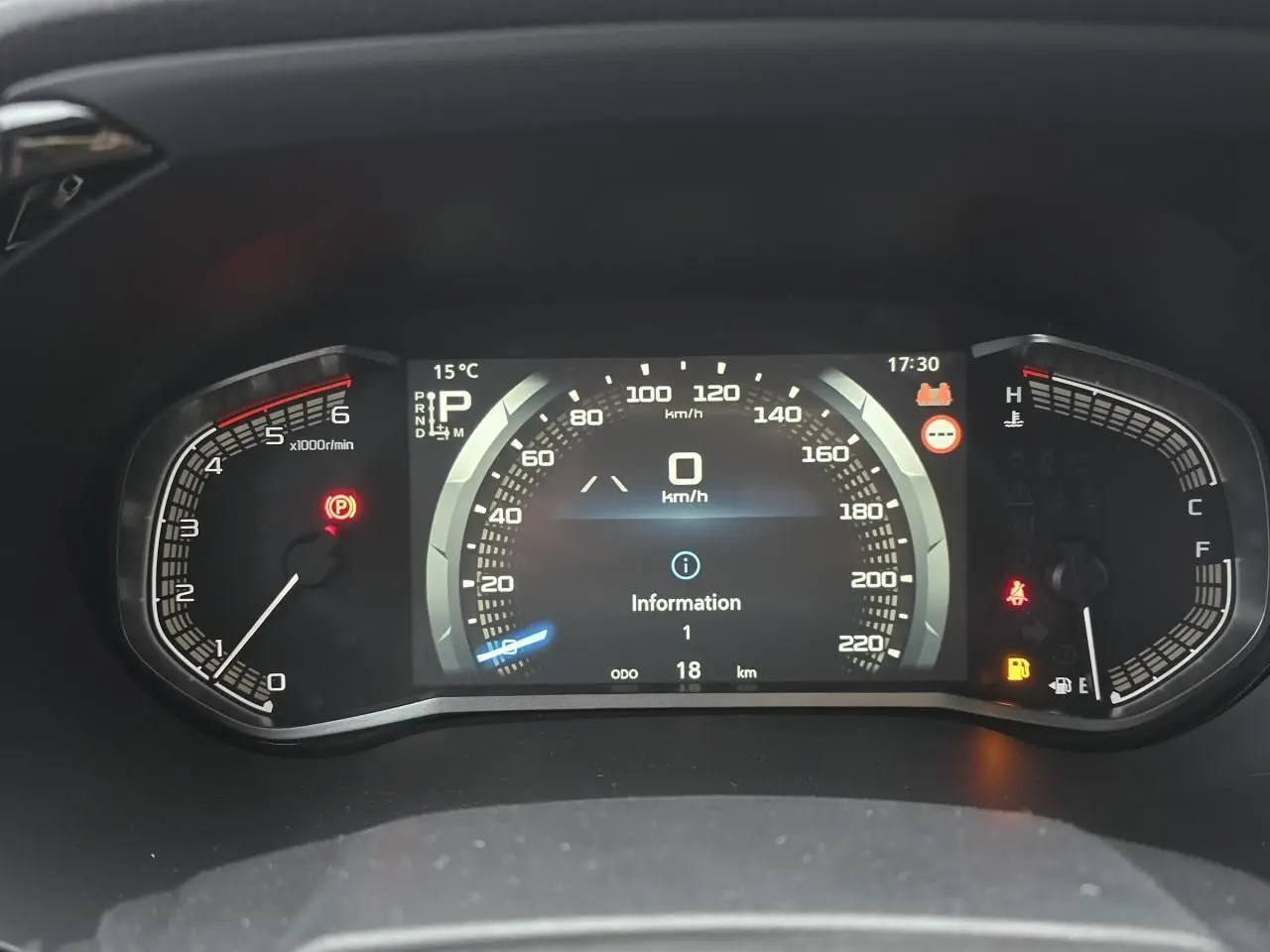 Tableau de bord numérique du pick-up Isuzu D-MAX 2025 affichant vitesse, compte-tours et jauges, vue de face.