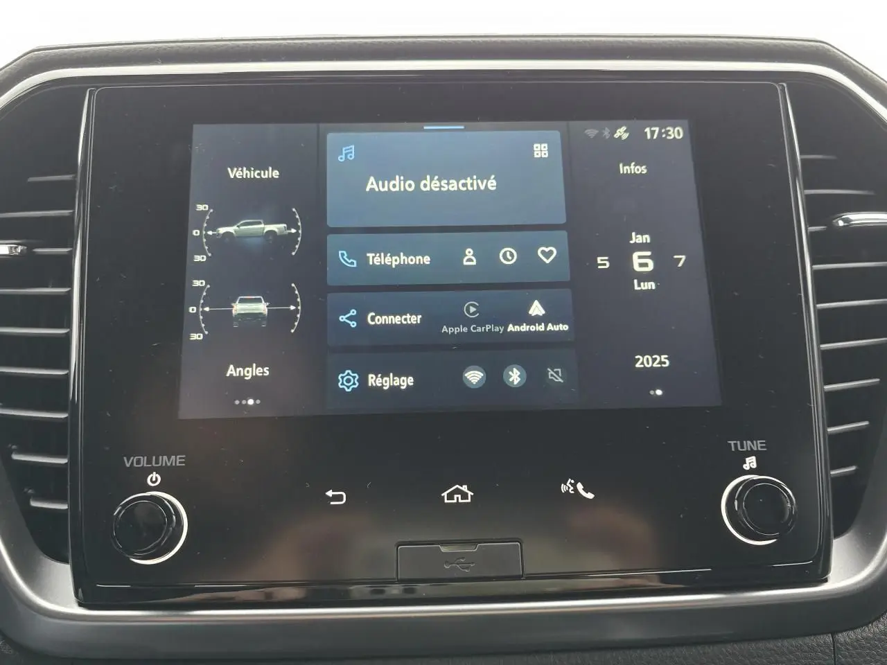 Écran tactile central du tableau de bord de l'Isuzu D-MAX 2025 affichant les options audio et connectivité.
