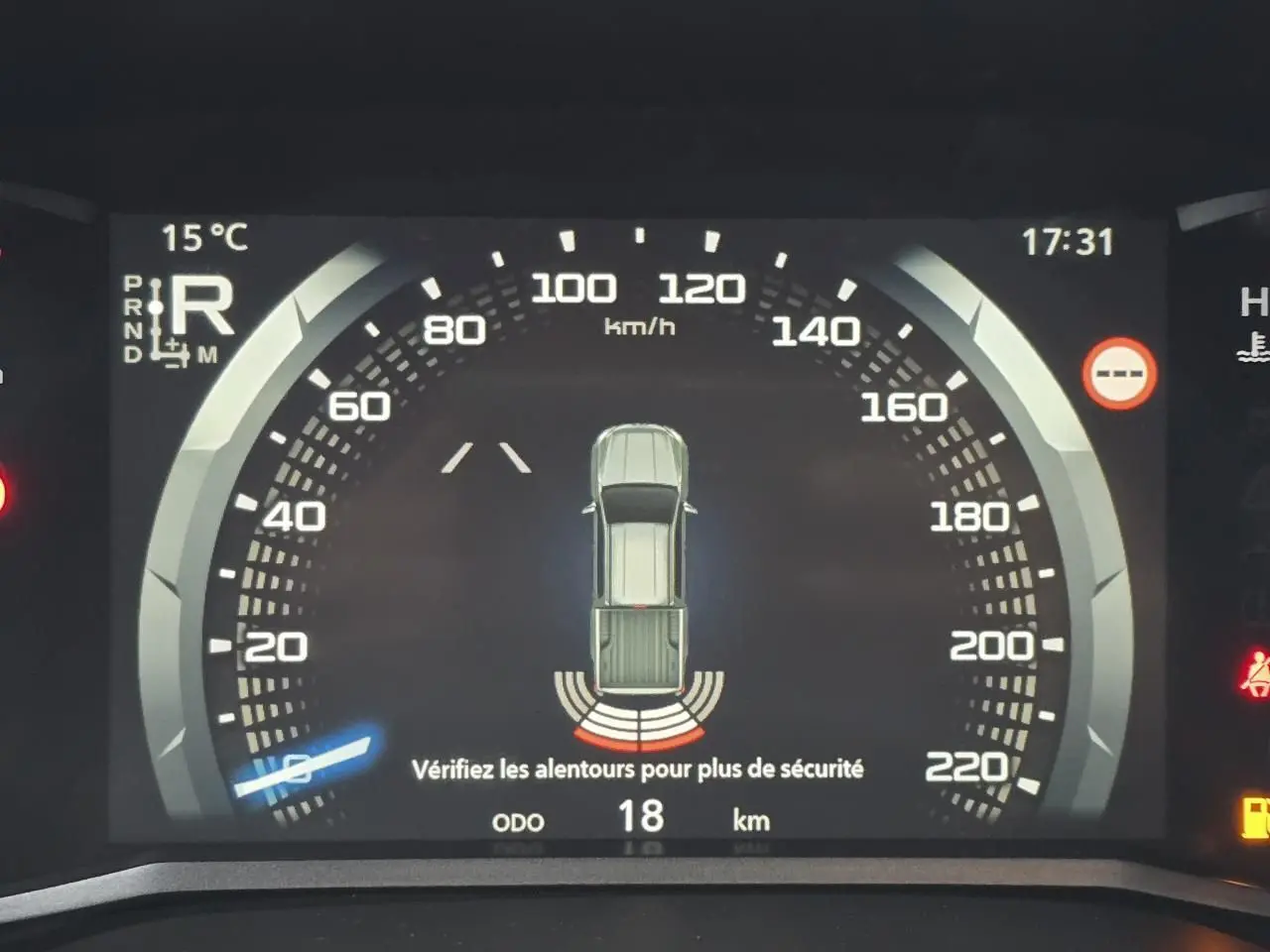 Tableau de bord numérique du pick-up Isuzu D-MAX 2025 affichant la vitesse et l'alerte de recul.