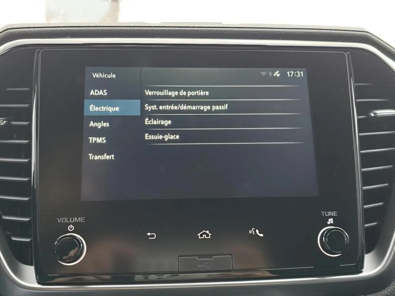 Écran tactile central du tableau de bord du pick-up Isuzu D-MAX orange, affichant les réglages électriques.