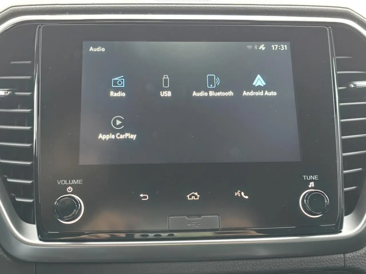 Écran tactile central noir du tableau de bord de l'Isuzu D-MAX 2025 avec options Apple CarPlay et Android Auto.