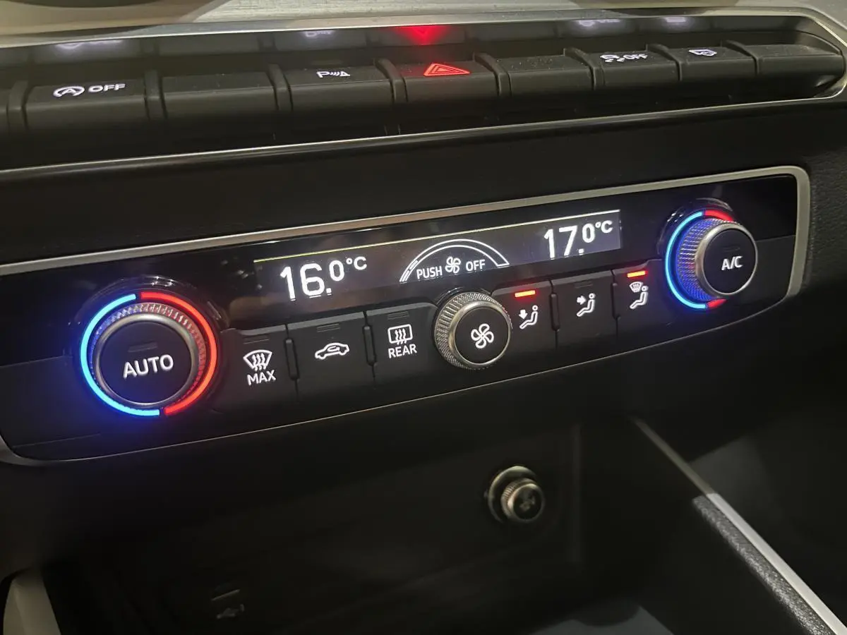 Panneau de climatisation automatique bicolore avec réglages à 16 et 17°C dans l'Audi Q2 S line 2024.