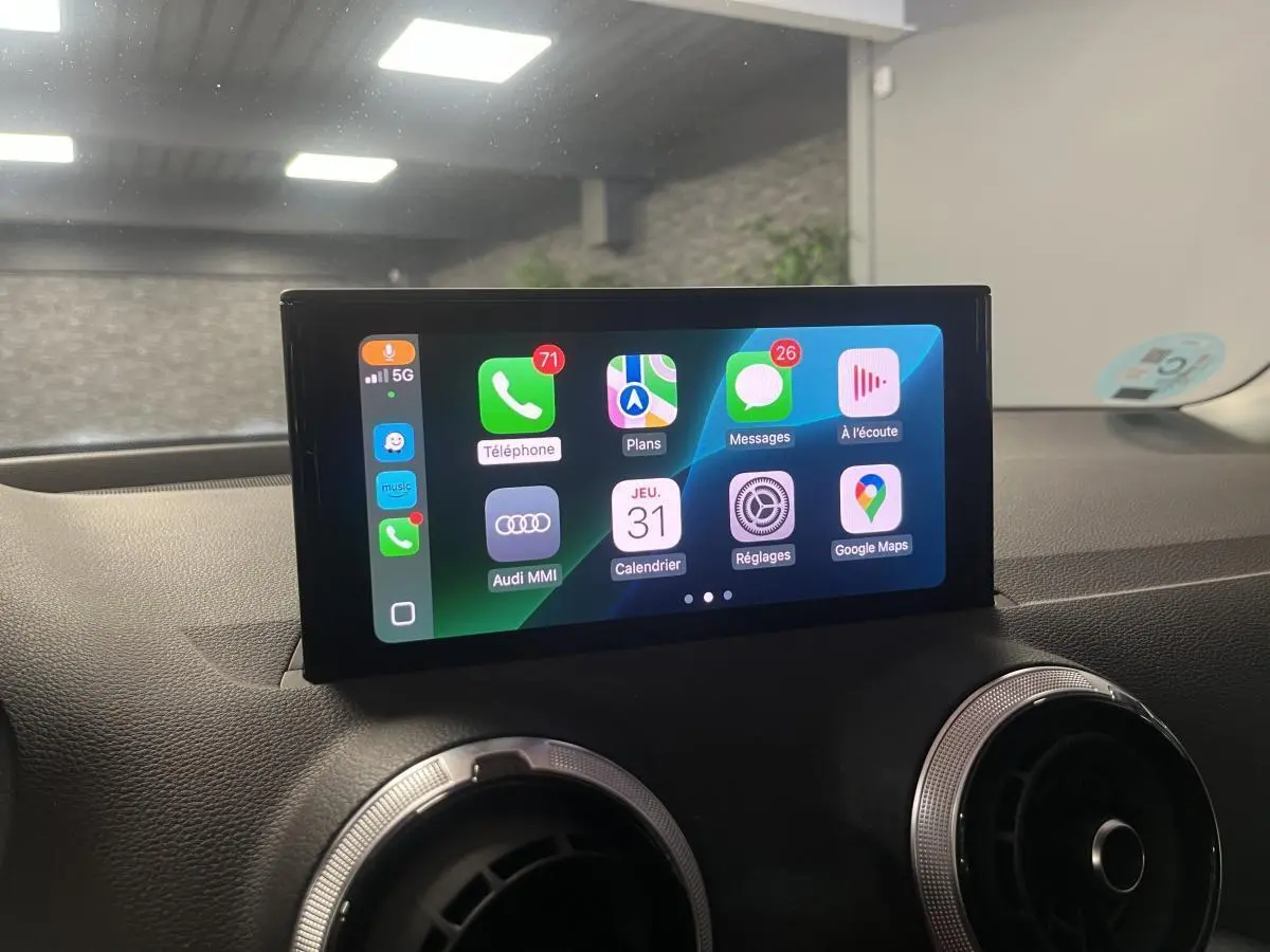 Écran tactile central affichant l'interface Apple CarPlay dans l'habitacle d'un Audi Q2 2024.