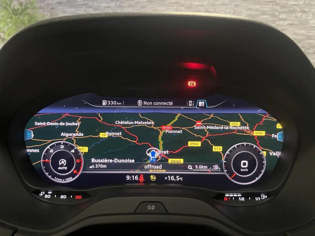 Affichage numérique du tableau de bord Audi Q2 2024 avec navigation et compte-tours en mode offroad.