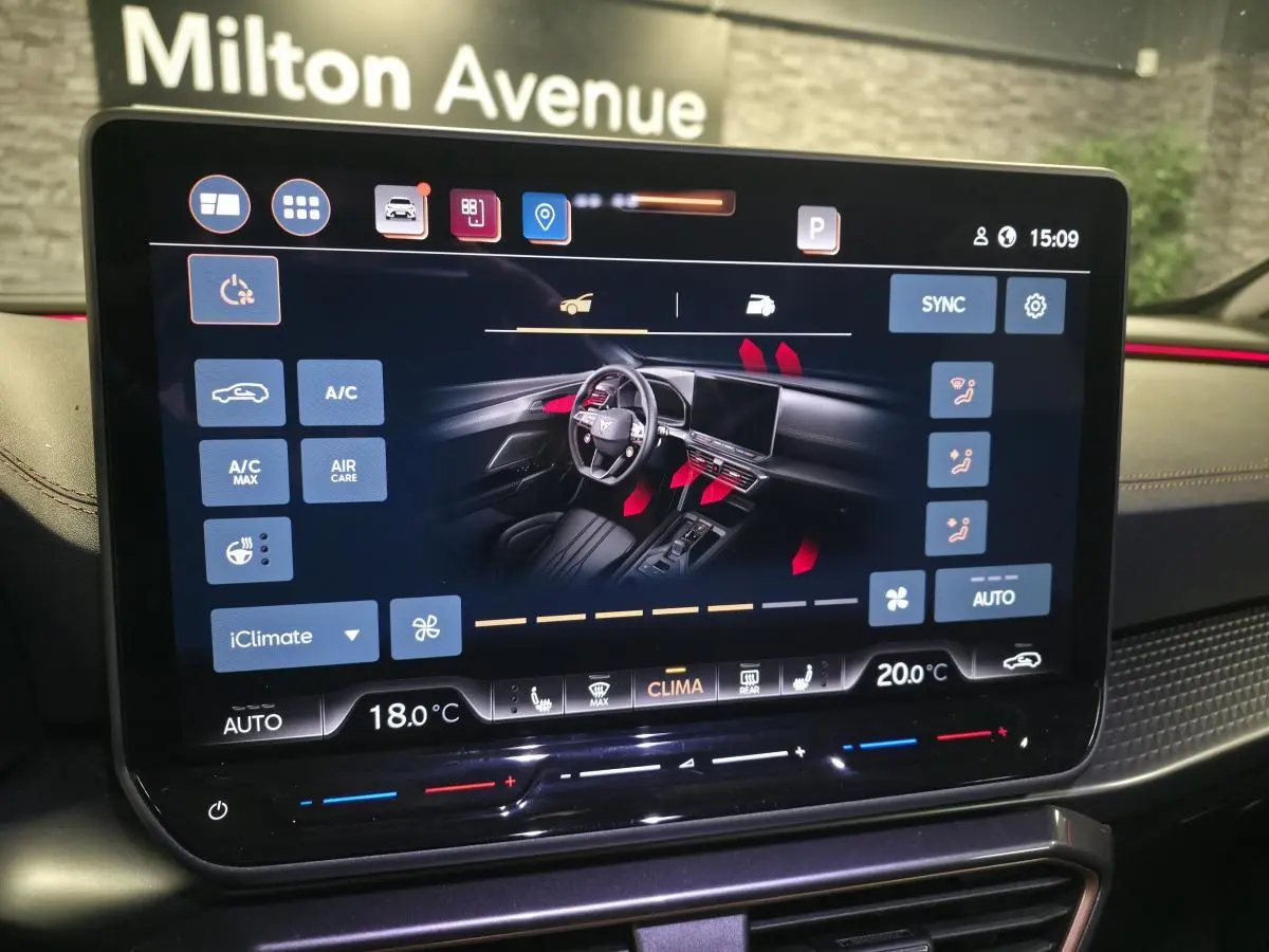 Écran tactile intérieur du CUPRA Formentor 2025 affichant la gestion de la climatisation et sièges chauffants.