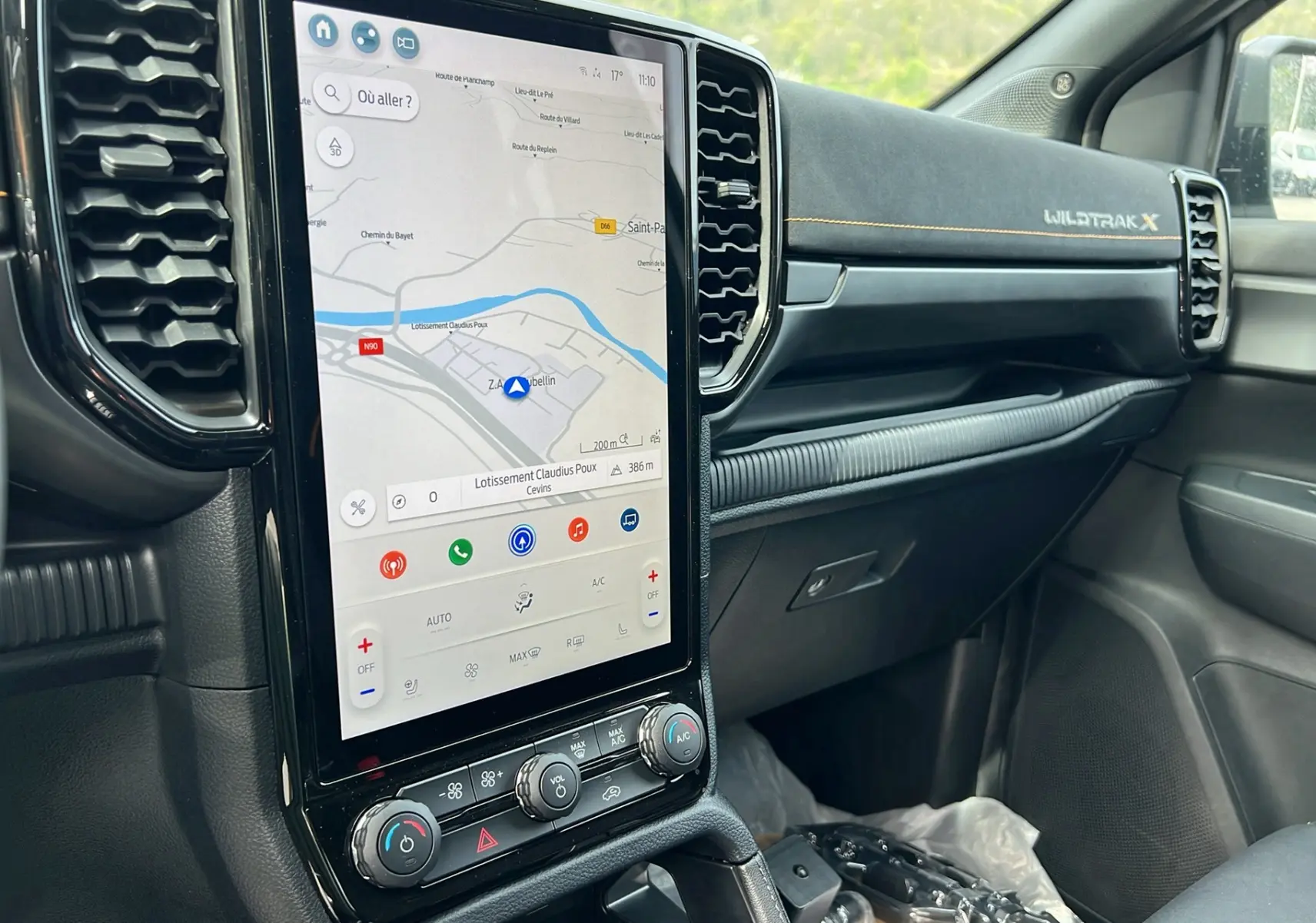 Vue intérieure côté passager du Ford Ranger Wildtrak X 2026, avec écran tactile vertical et tableau de bord noir avec surpiqûres jaunes.