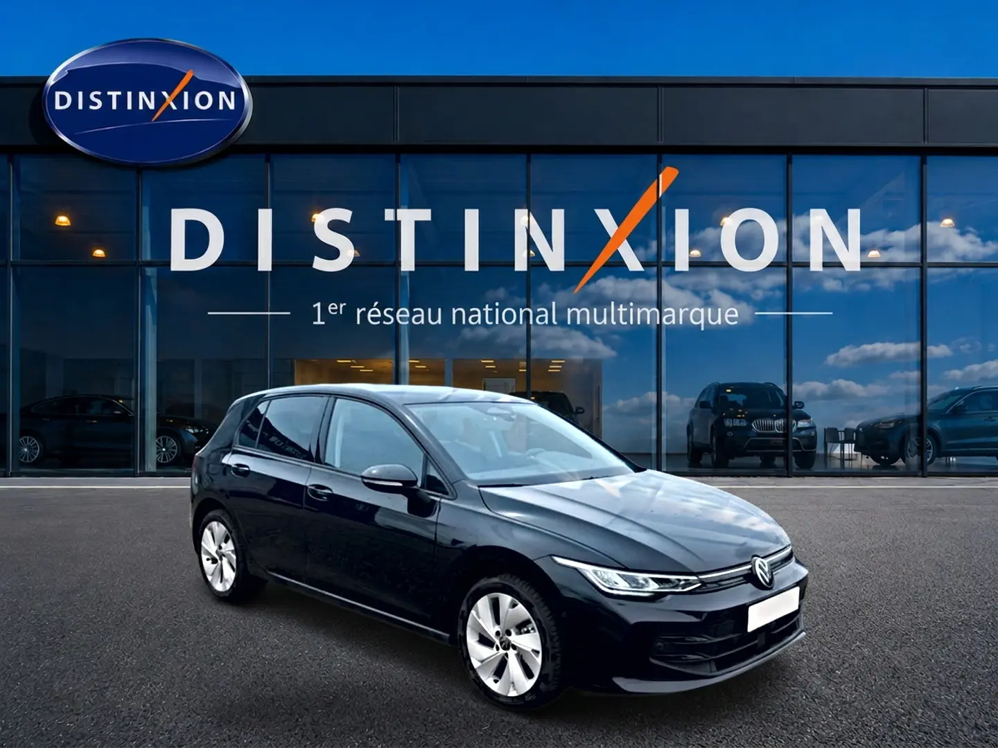 Volkswagen Golf 1.5 ETSI evo2 noire vue 3/4 avant droit devant showroom Distinxion.