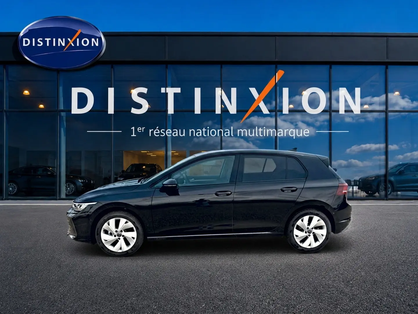 Volkswagen Golf 2026 noire vue de profil côté gauche devant une vitrine avec logo Distinxion.