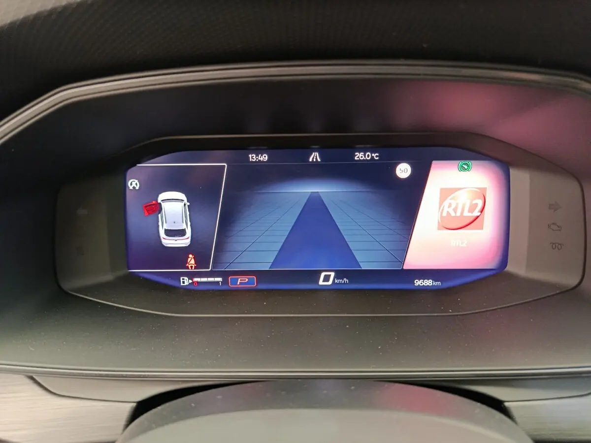 Combiné d'instruments numérique du tableau de bord de la CUPRA LEON ST 2024 affichant la vitesse et alertes.