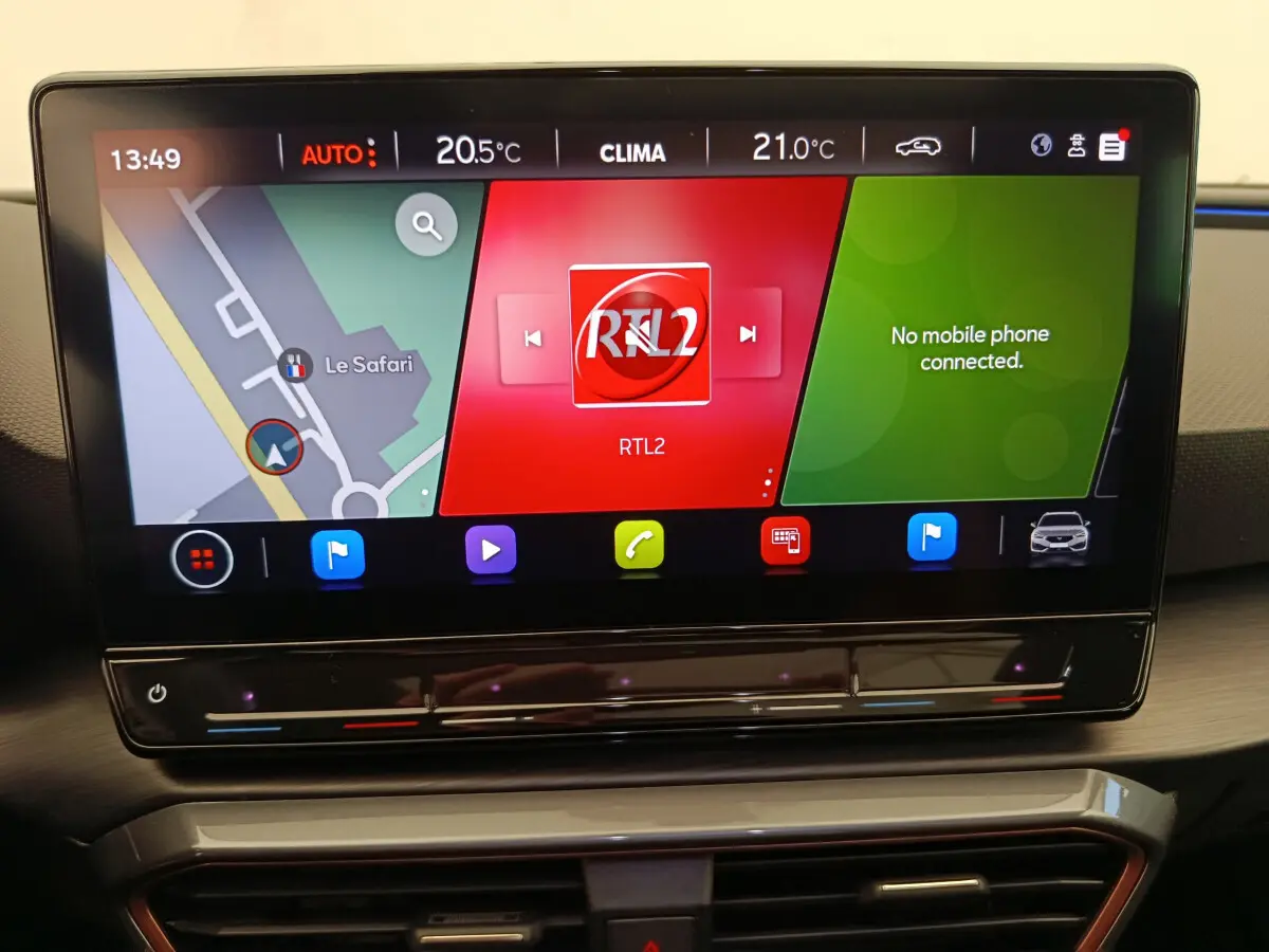 Écran tactile central 12 pouces de la CUPRA LEON ST 2024 affichant navigation, radio RTL2 et statut téléphone.