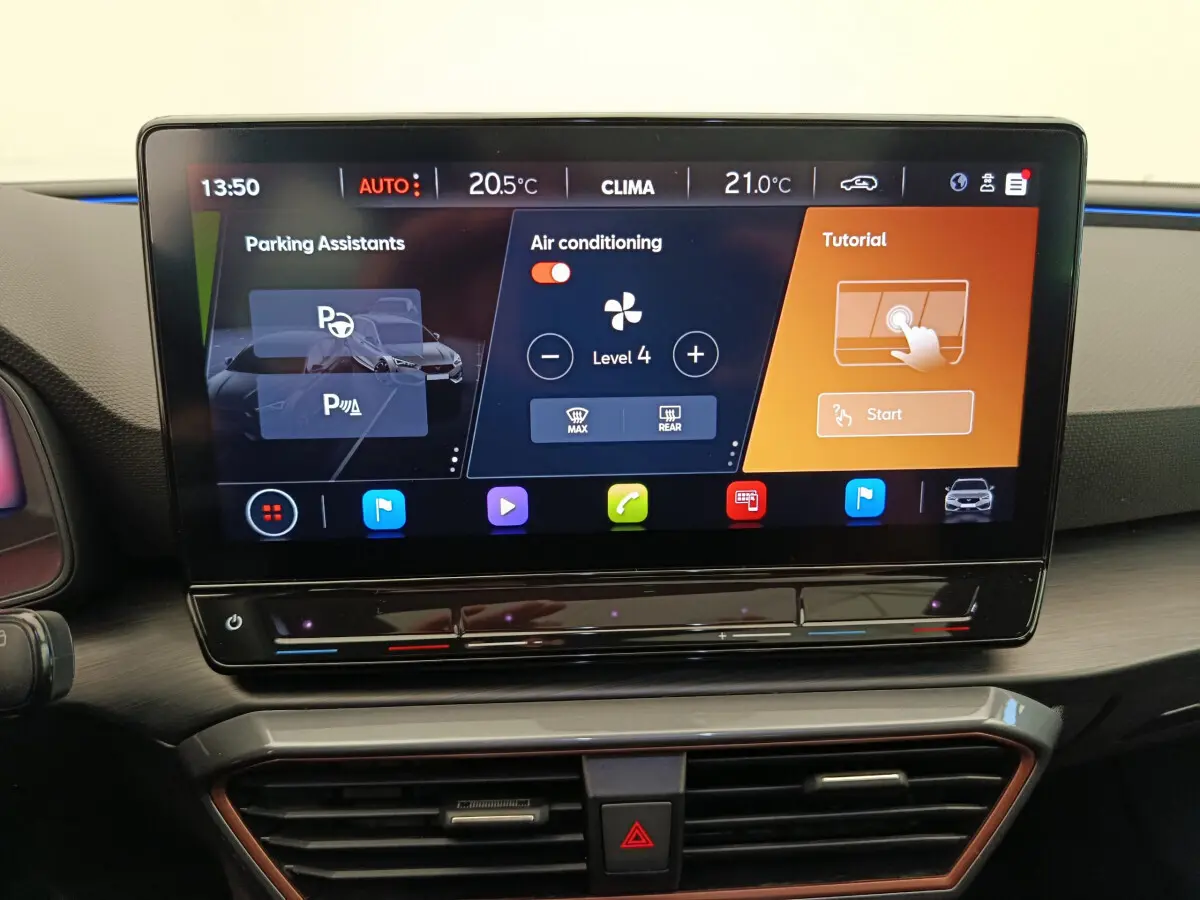 Écran tactile central 12 pouces du tableau de bord du CUPRA LEON ST 2024, affichant l'aide au stationnement et la climatisation.