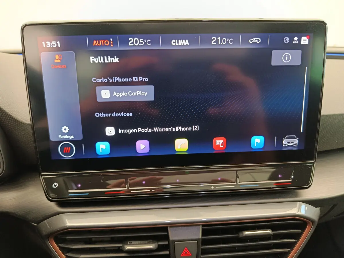 Écran tactile central 12 pouces affichant Apple CarPlay dans l'habitacle du CUPRA LEON ST gris foncé 2024.