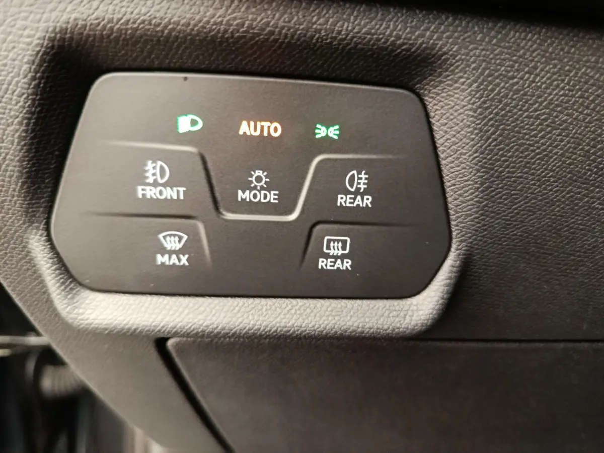 Panneau de commandes d’éclairage et désembuage en noir, intérieur de la CUPRA LEON ST 2024.