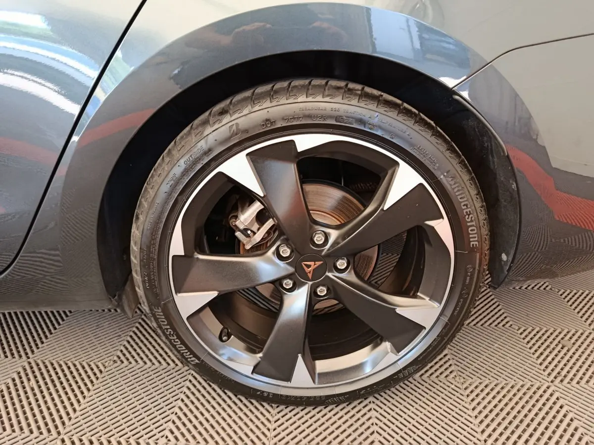 Gros plan sur la roue avant droite gris foncé de la CUPRA LEON ST 1.5 eTSI avec jante noire et argentée au logo CUPRA.