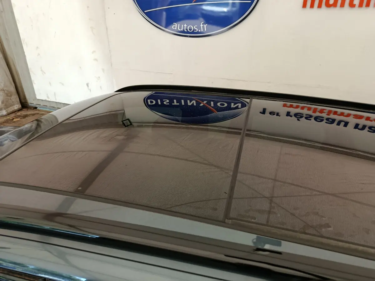 Toit panoramique en verre du break CUPRA LEON ST gris foncé vu de dessus dans un garage.