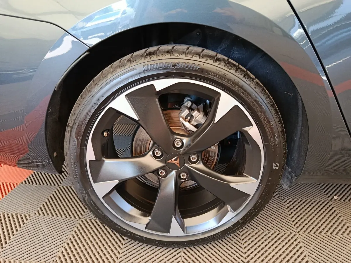 Gros plan sur la roue avant droite gris foncé d'une CUPRA LEON ST 2024 avec jante alliage au design moderne.
