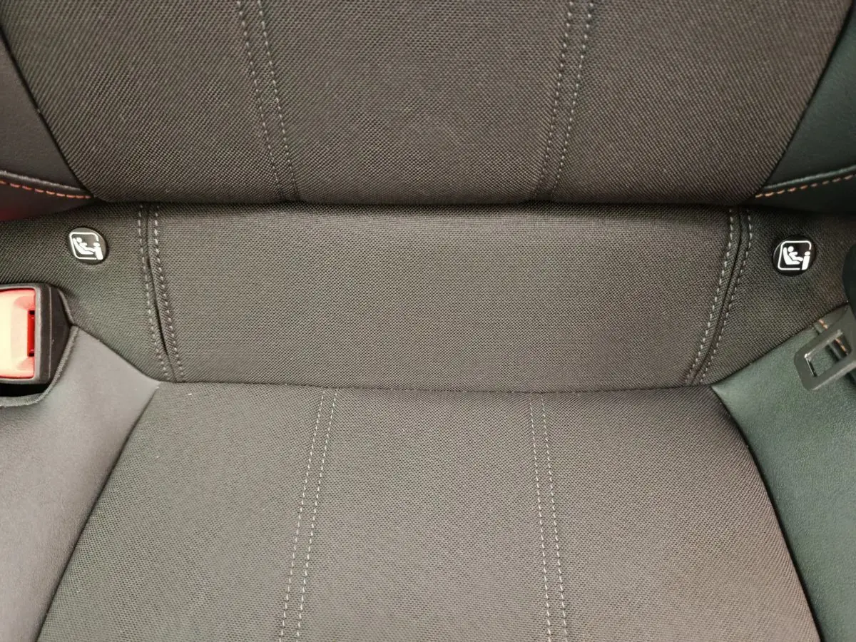 Gros plan sur la banquette arrière grise du CUPRA LEON ST 2024 avec fixations Isofix visibles.