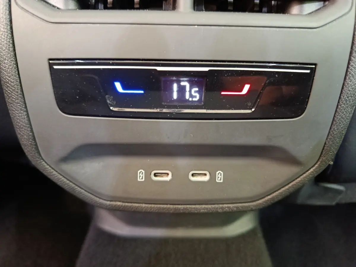 Détail de la commande de climatisation arrière avec affichage digital à 17,5°C et ports USB-C sur CUPRA LEON ST 2024.