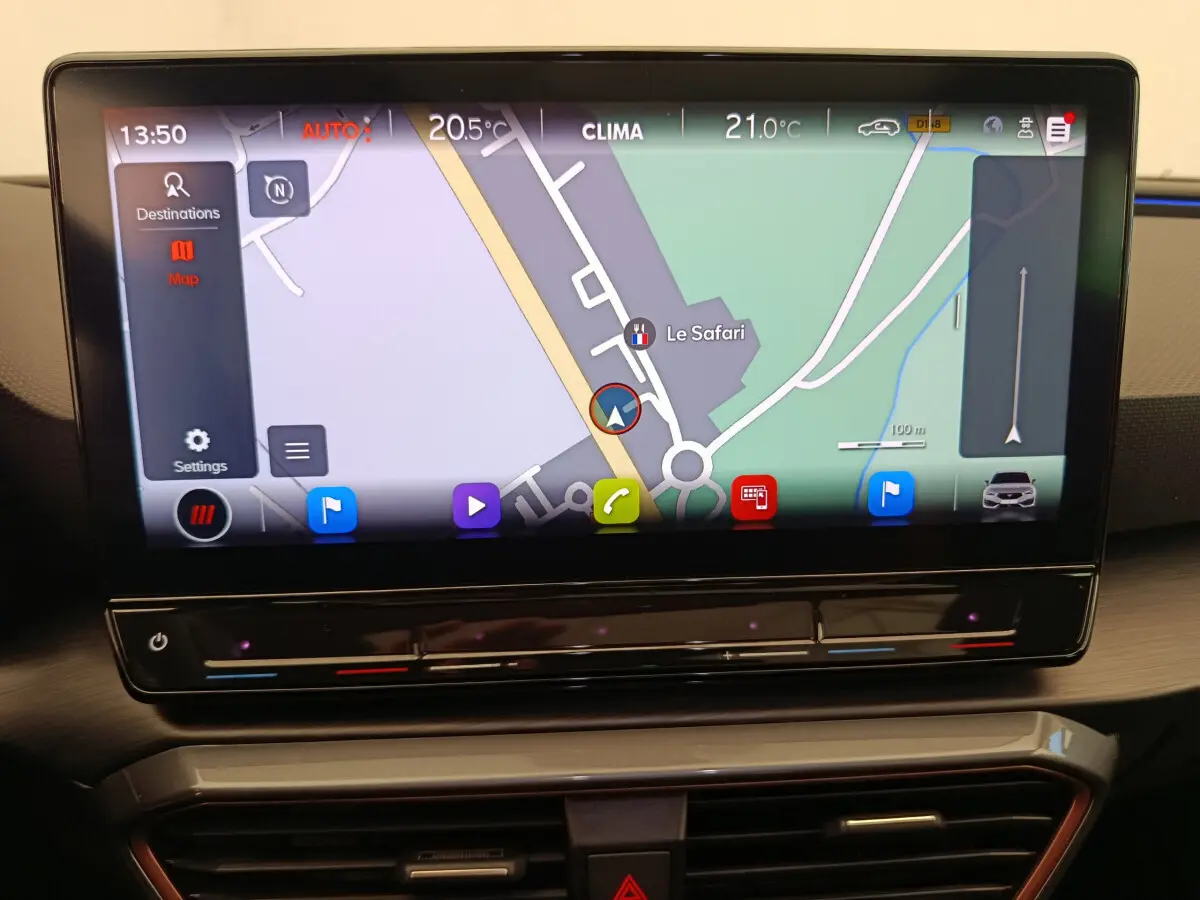Écran tactile central 12 pouces affichant la navigation dans l'habitacle de la CUPRA LEON ST 2024.