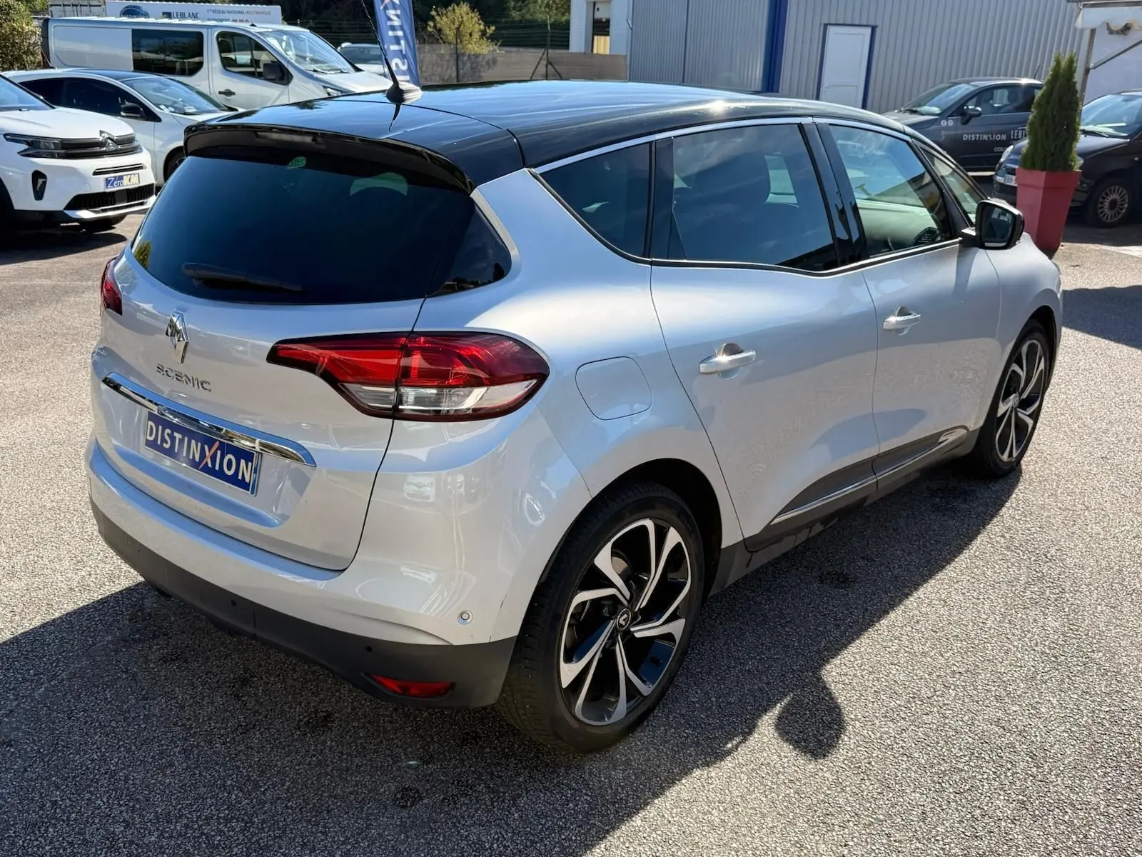 Renault Scénic IV gris platine avec toit noir étoile, vue 3/4 arrière côté droit, roues alliage distinctives.