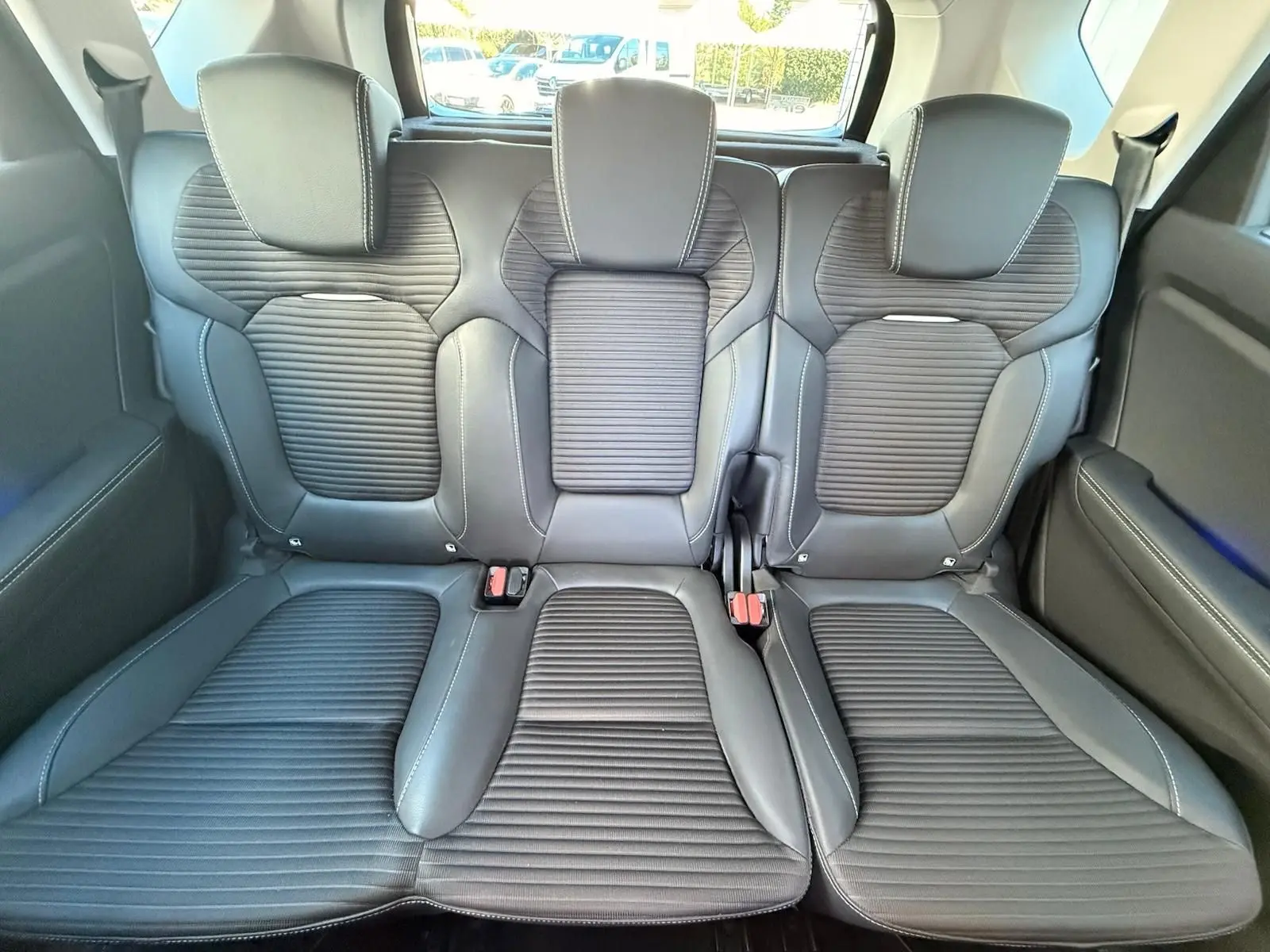 Vue arrière des sièges arrière en cuir noir du Renault Scenic IV 2020, soulignant leur design côtelé et les appuie-têtes intégrés.