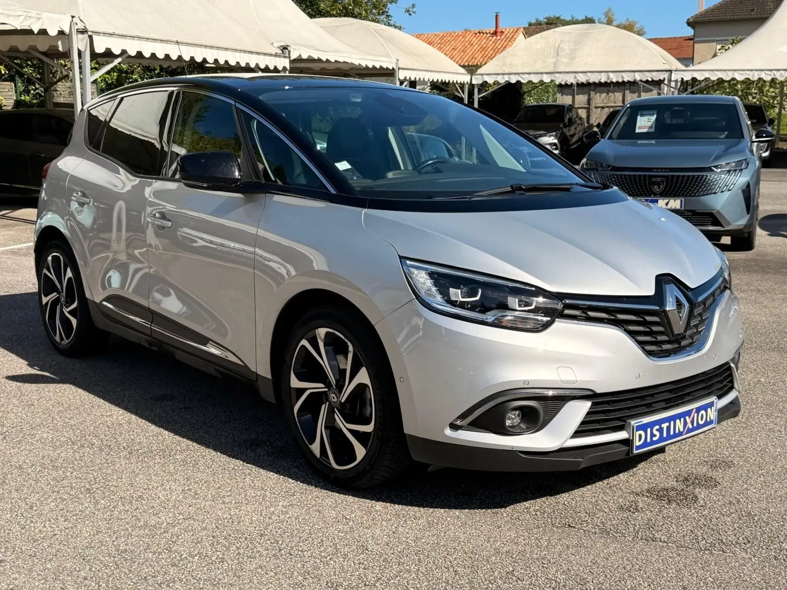 Renault Scénic IV gris platine avec toit noir, vue 3/4 avant droit, jantes noires et grises distinctives.
