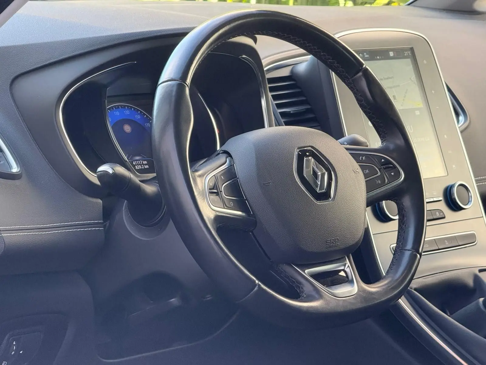 Vue rapprochée du volant en cuir noir et du tableau de bord du Renault Scenic IV gris platine, version Intens 2020.