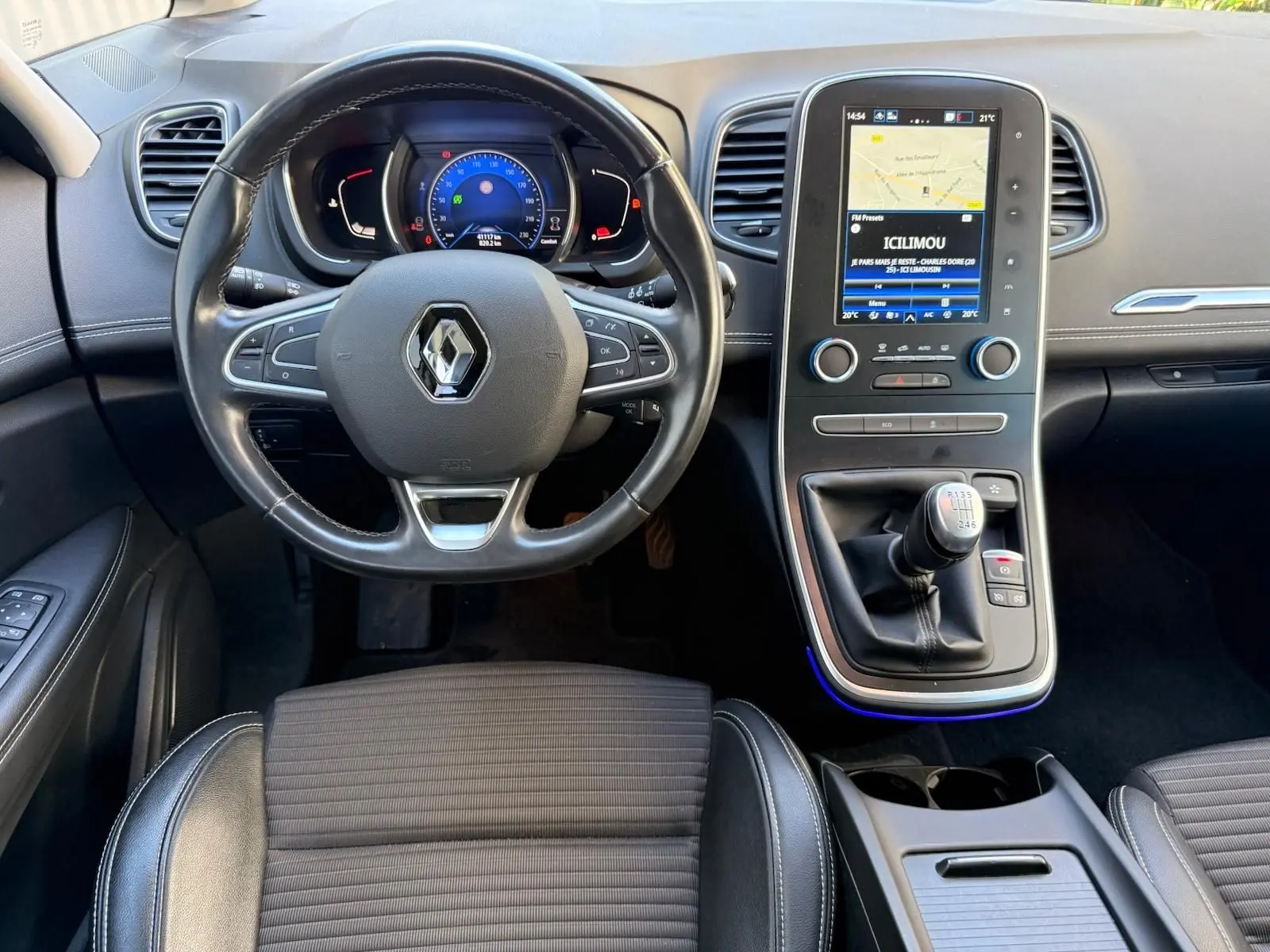 Vue intérieure frontale du Renault Scénic IV 1.7 Blue dCi 120ch Intens, tableau de bord avec écran tactile et boîte manuelle.