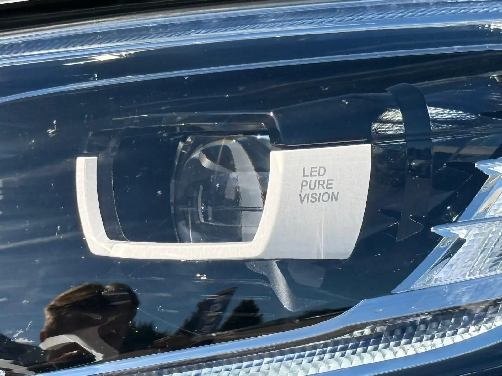 Gros plan sur le phare LED Pure Vision du Renault Scenic IV 2020 gris platine avec toit noir étoile.