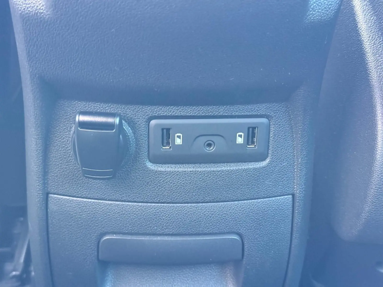 Prise USB double et prise allume-cigare intégrées dans la console centrale du Renault Scenic IV gris platine.