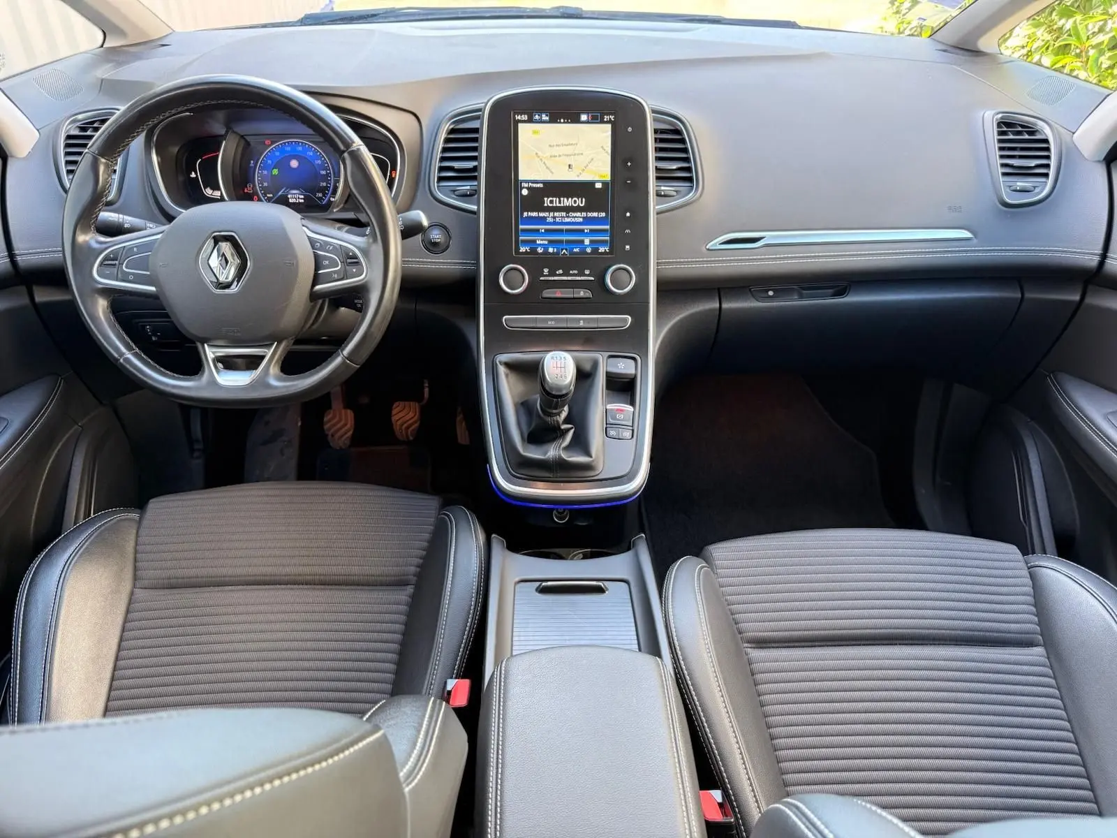 Intérieur du Renault Scénic IV 2020, vue frontale du tableau de bord avec écran tactile et boîte manuelle.