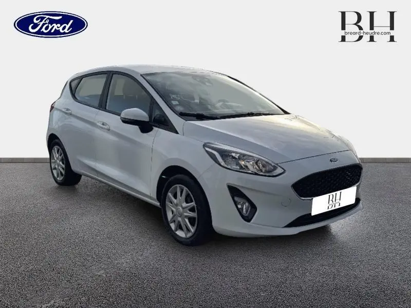 Ford Fiesta 1.1 75ch Cool & Connect blanc Glacier vue 3/4 avant droit sur fond neutre.