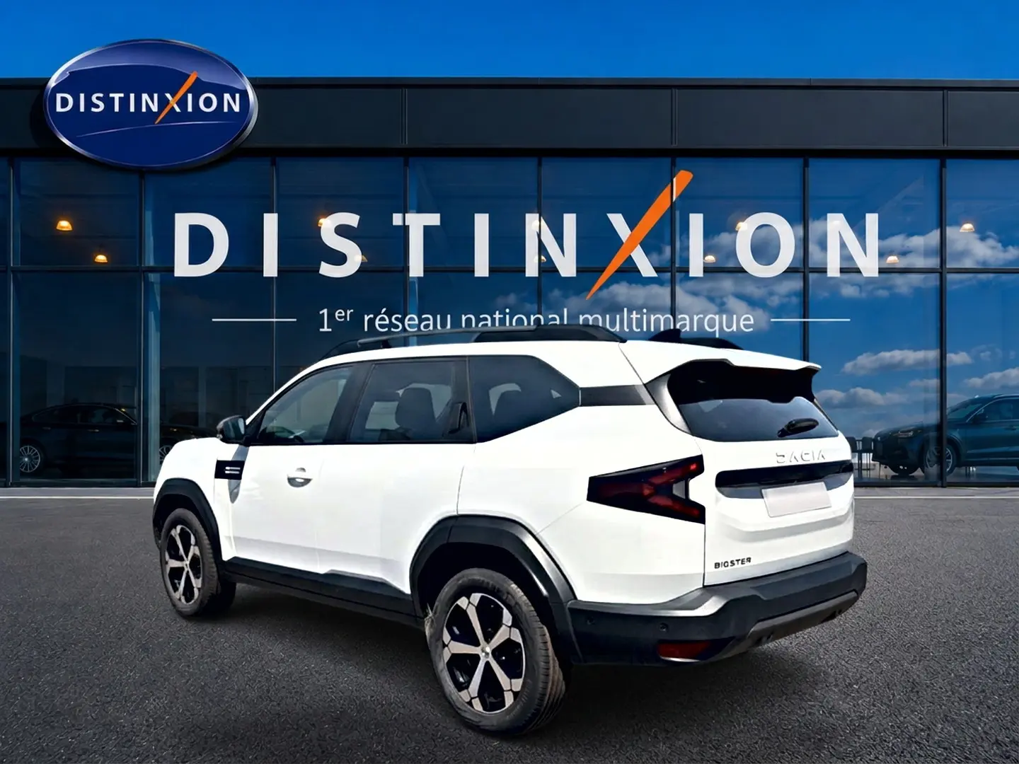 Vue 3/4 arrière droite du Dacia Bigster blanc 2026 avec jantes alu et feux arrière LED distinctifs.