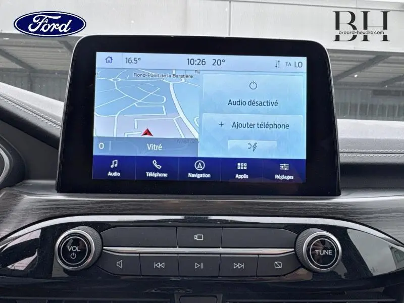 Écran tactile central du Ford Kuga 2022 bleu azur, affichant la navigation et options audio désactivées.