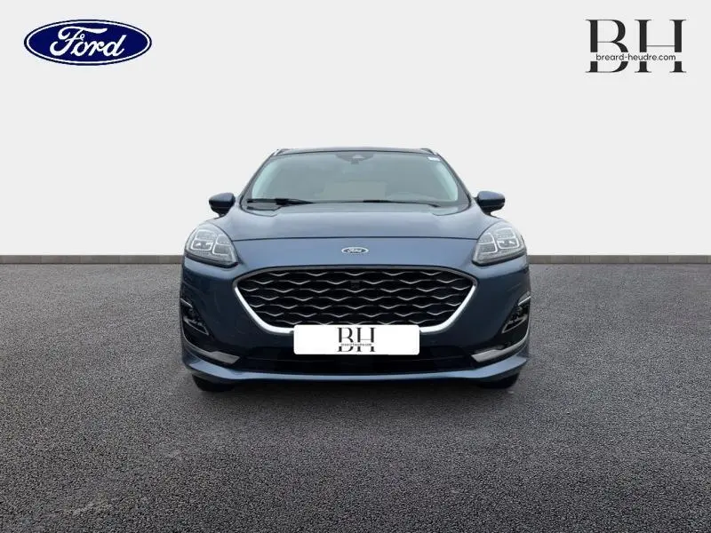 Vue frontale d'un Ford Kuga 2022 bleu azur métallisé avec calandre noire et toit panoramique visible