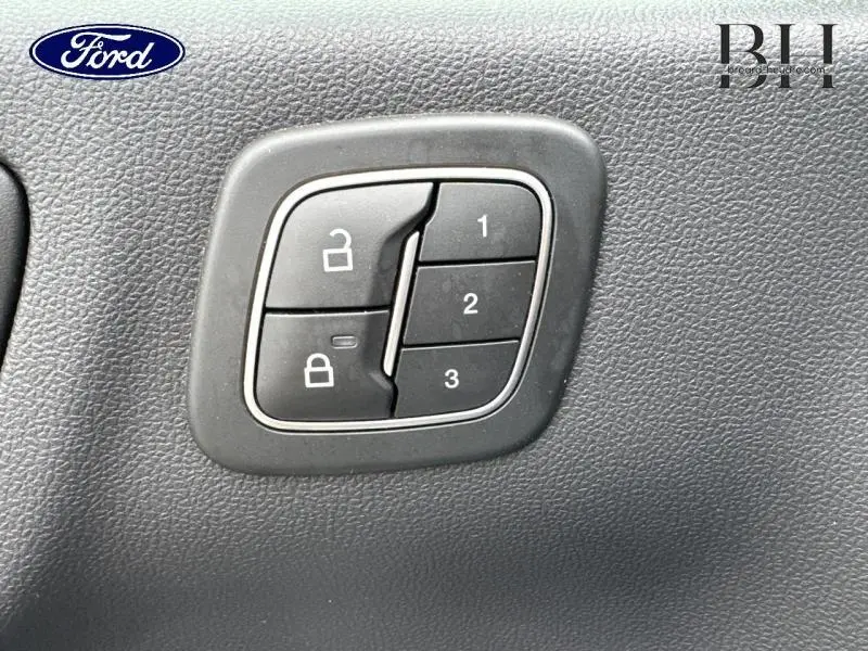 Boutons de verrouillage et mémorisation des sièges sur panneau intérieur noir d'un Ford Kuga bleu azur métallisé 2022.